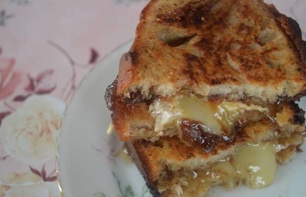 grilled-cheese-camembert-figues-calvados